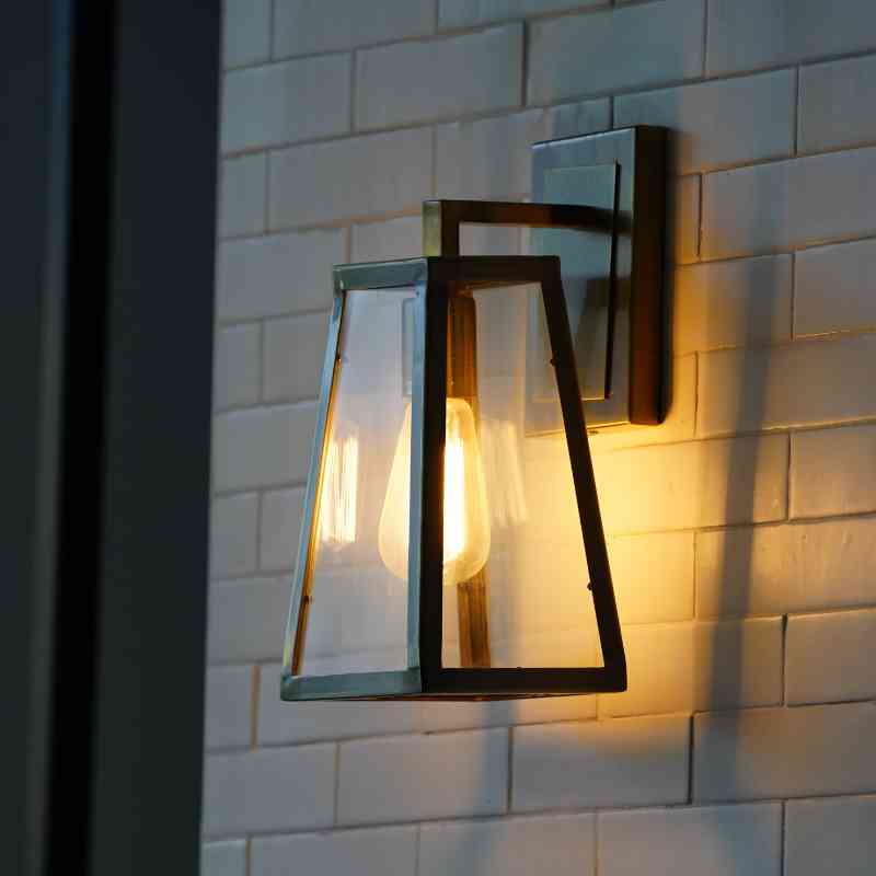 Lampenmontage an einer Fassade von Lumen-Ohm